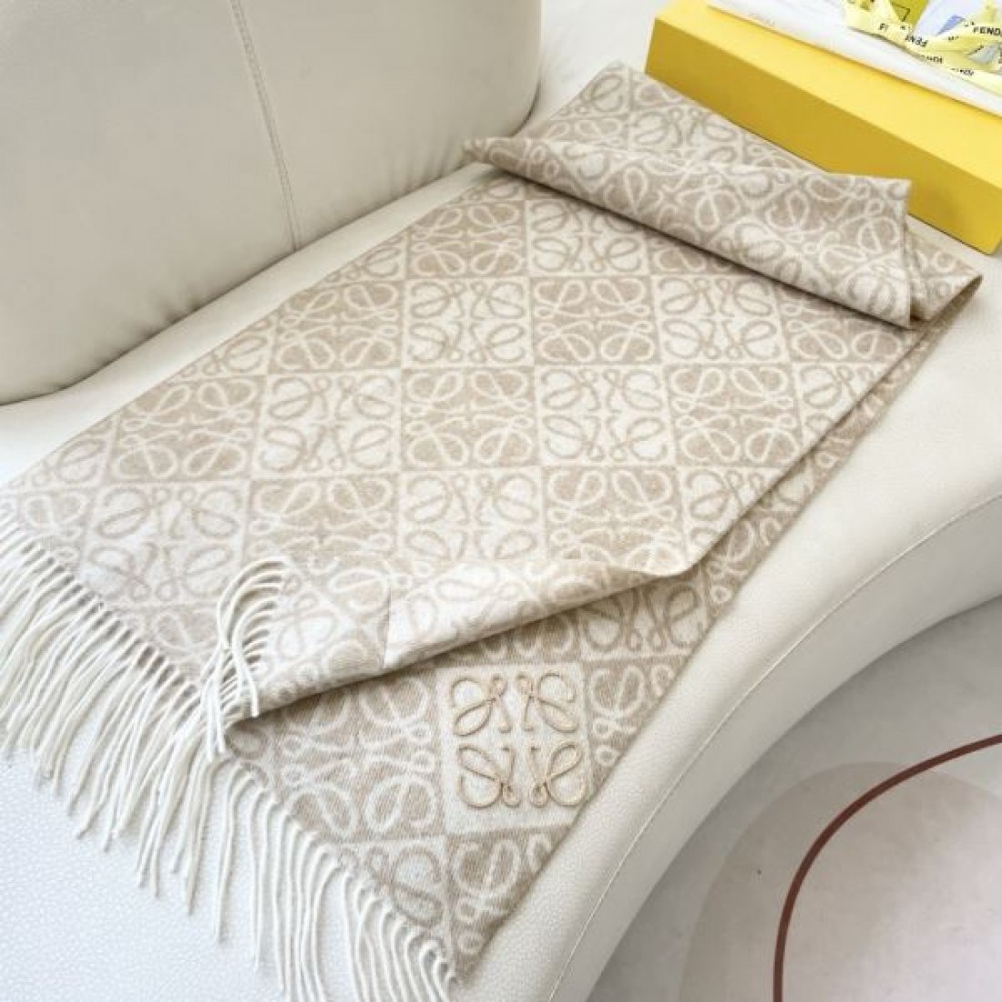 繊細 上品 ロエベ LOEWE スーパーコピー スカーフ モダン 軽やか