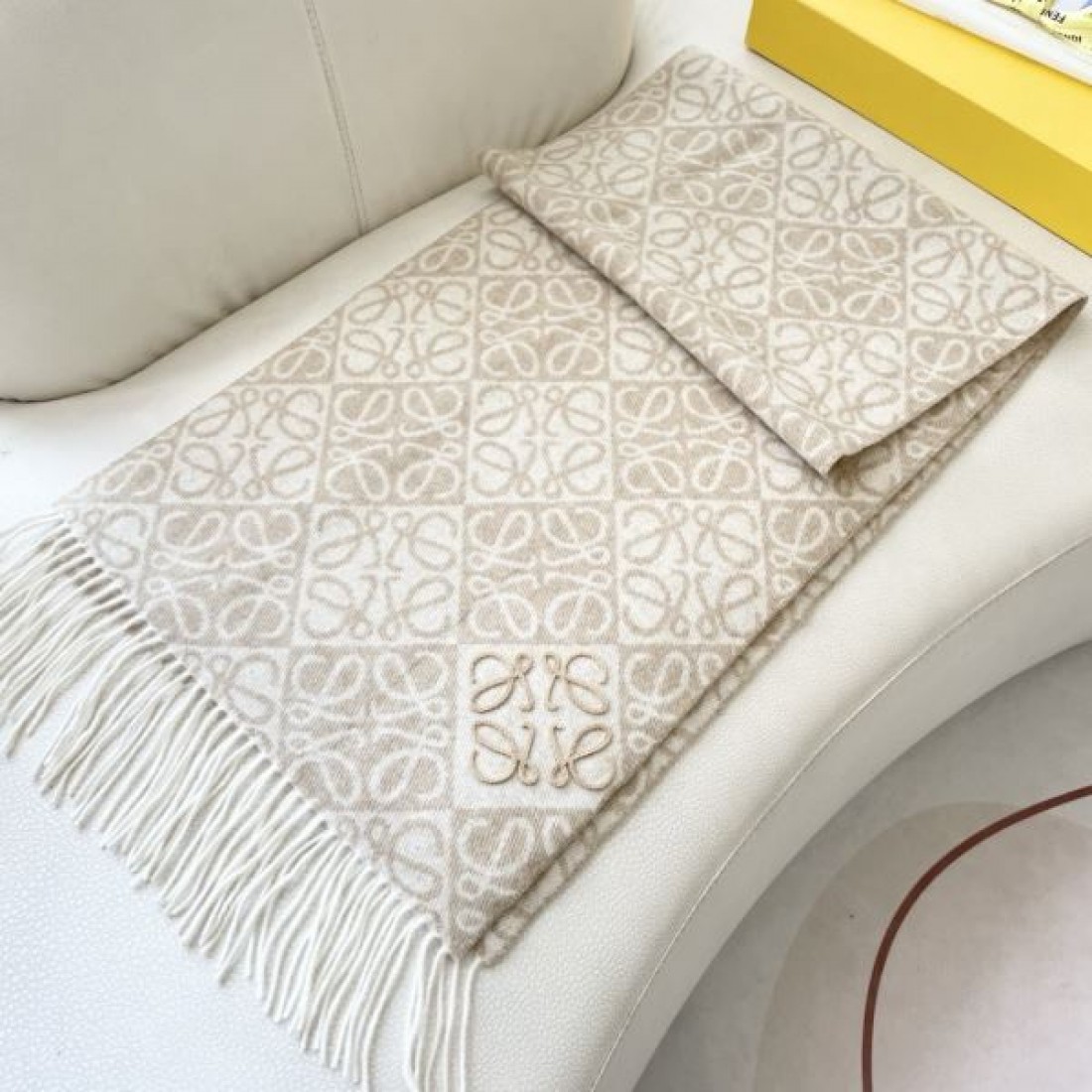 繊細 上品 ロエベ LOEWE スーパーコピー スカーフ モダン 軽やか