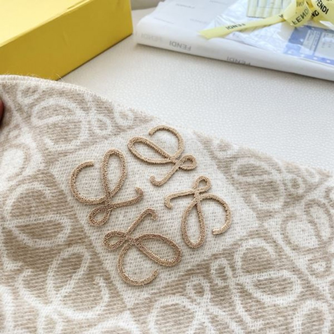 繊細 上品 ロエベ LOEWE スーパーコピー スカーフ モダン 軽やか