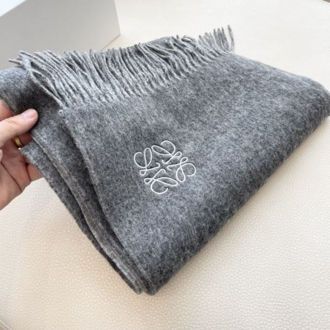  落ち着いた 端正 ロエベ LOEWE スーパーコピー スカーフ 知的 上品