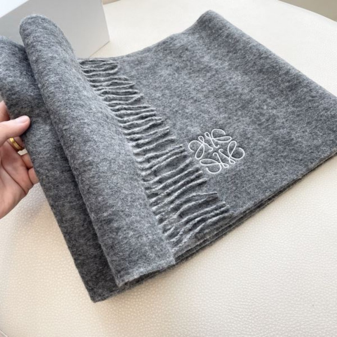  落ち着いた 端正 ロエベ LOEWE スーパーコピー スカーフ 知的 上品