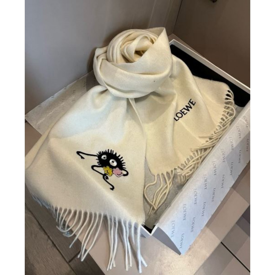 上質 エレガント ロエベ LOEWE コピー スカーフ 洗練 高級感