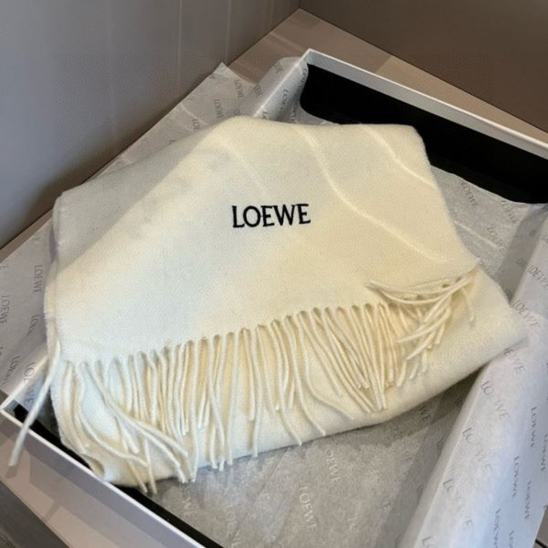 上質 エレガント ロエベ LOEWE コピー スカーフ 洗練 高級感