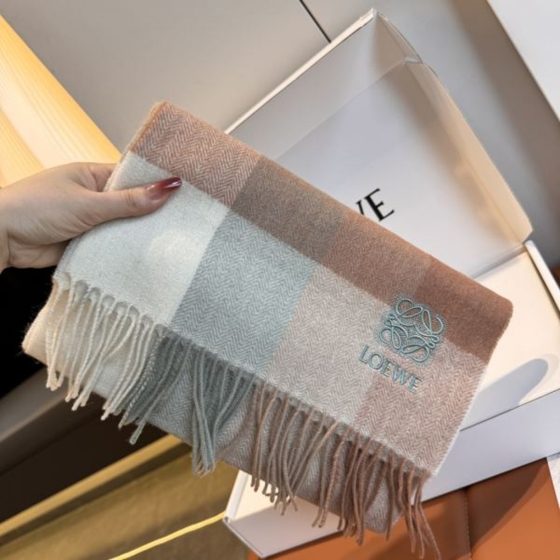 落ち着き 上品 ロエベ LOEWE コピー スカーフ 大人向け 優雅