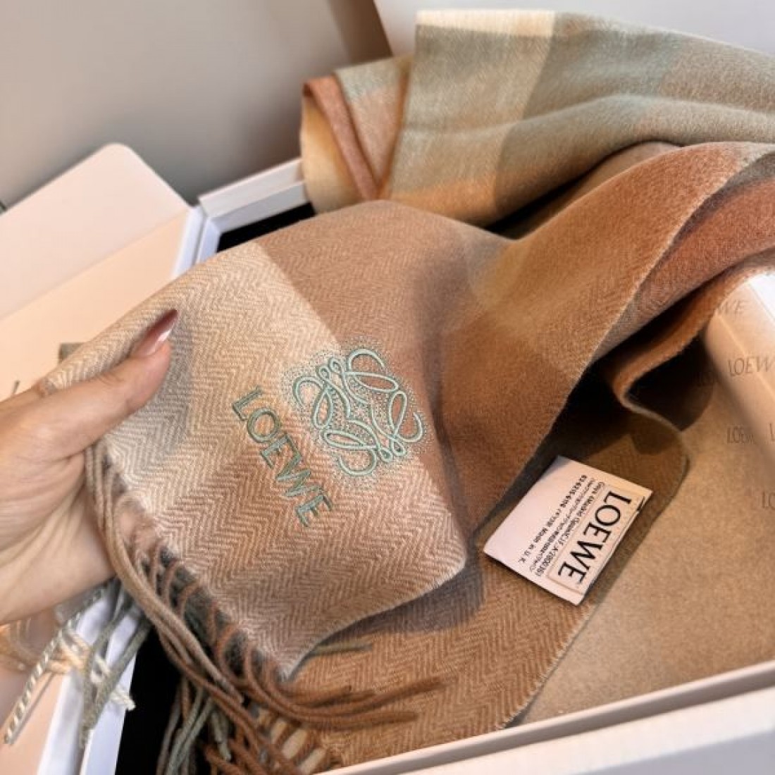 落ち着き 上品 ロエベ LOEWE コピー スカーフ 大人向け 優雅