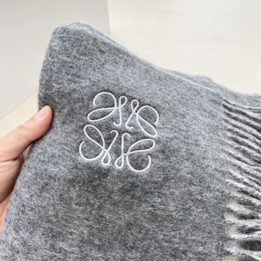  柔らか 高品質 ロエベ LOEWE コピー スカーフ 端正 洗練