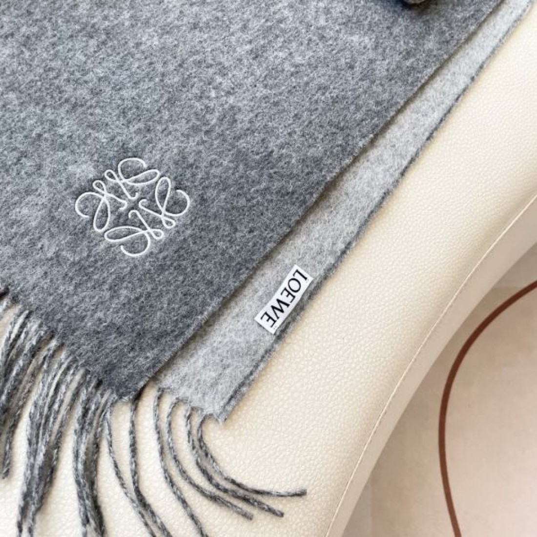  柔らか 高品質 ロエベ LOEWE コピー スカーフ 端正 洗練