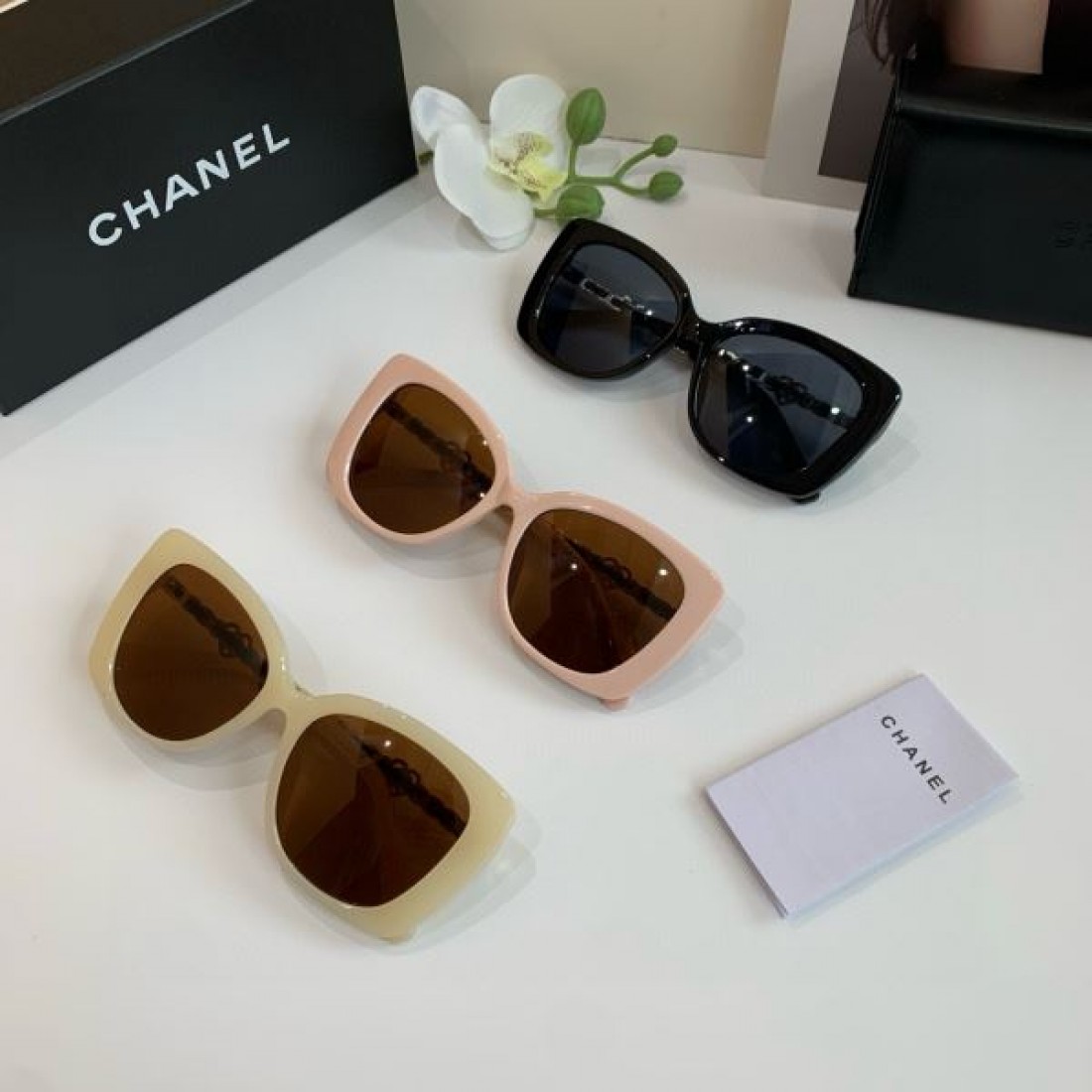 モノクロ グラマラス シャープ シャネル CHANEL コピー サングラス クール 知的 都会