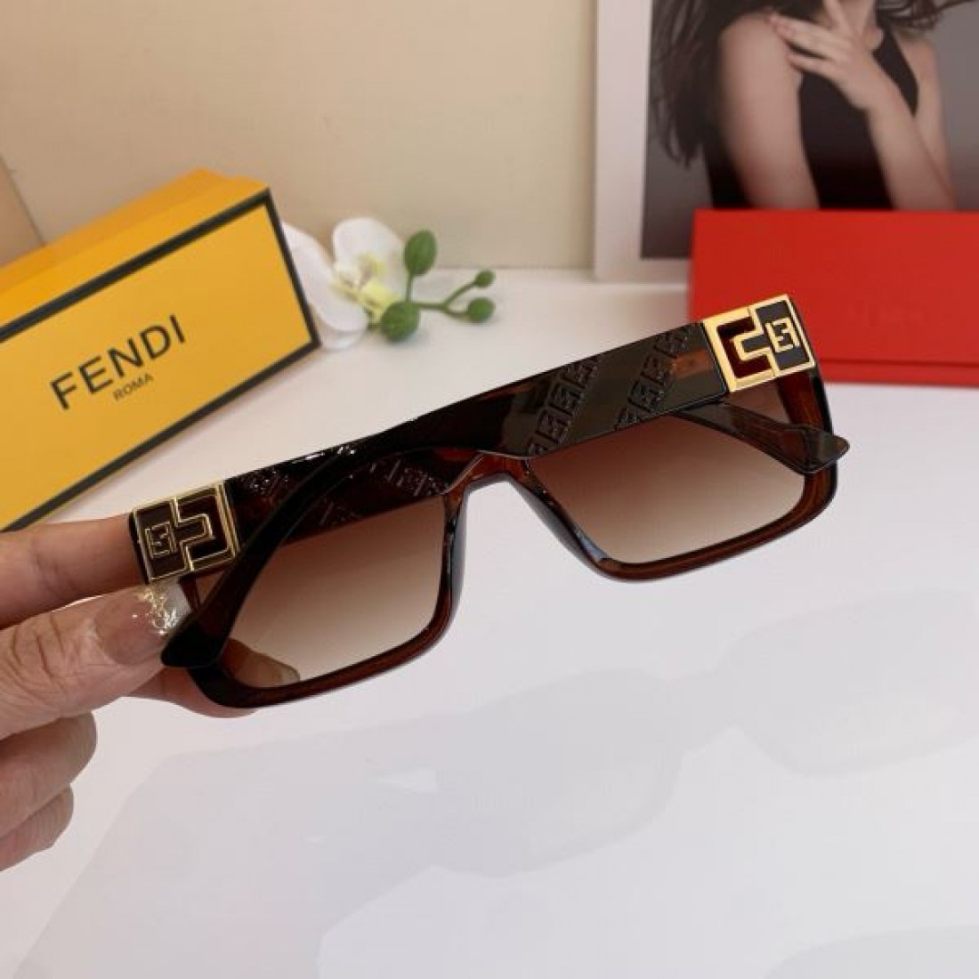  プレイフルな ロゴが印象的な 都会的な フェンディ FENDI コピー サングラス 遊び心のある