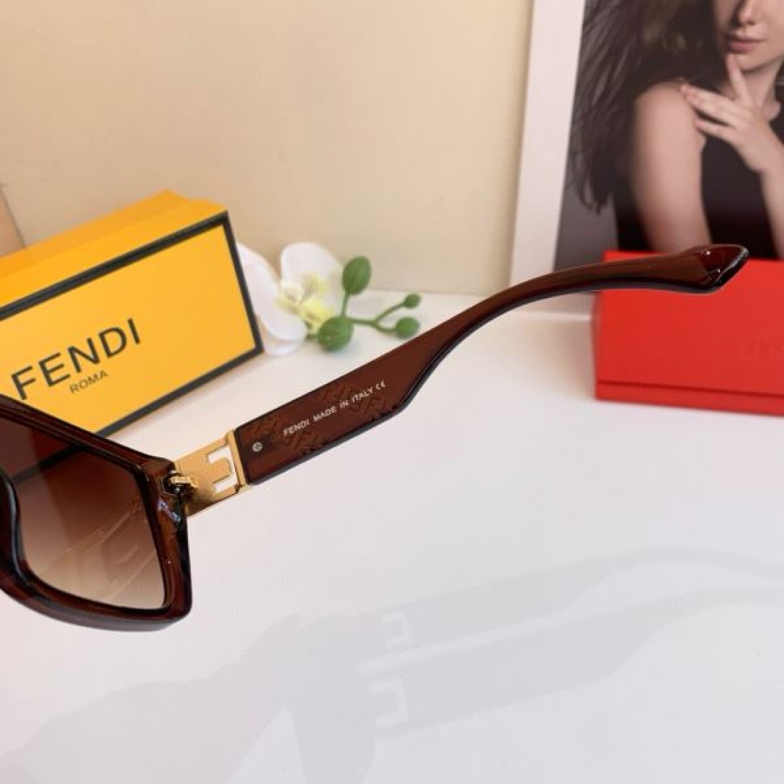  プレイフルな ロゴが印象的な 都会的な フェンディ FENDI コピー サングラス 遊び心のある
