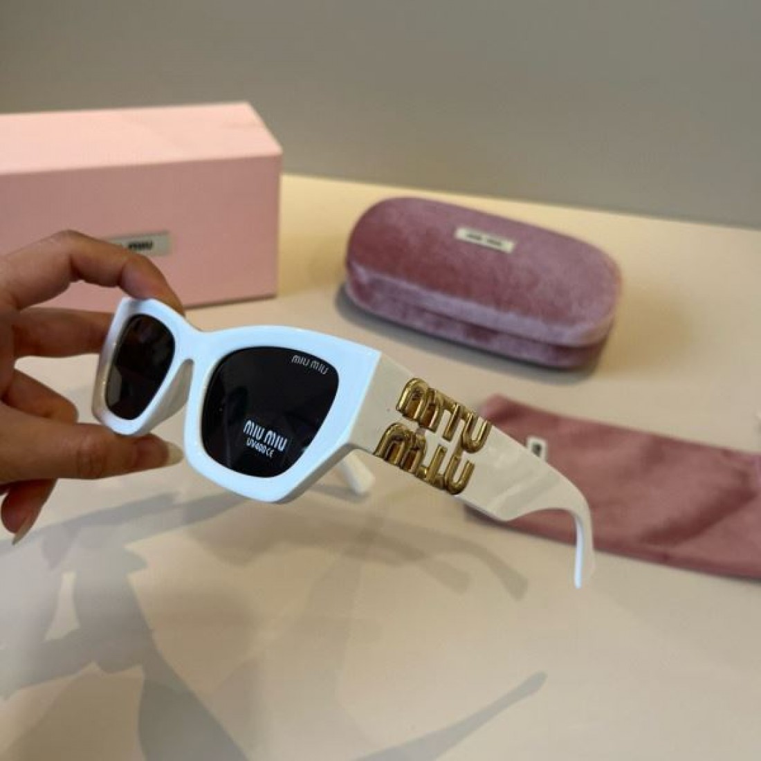 エレガントな 繊細な 上品な MIU MIU ミュウミュウ コピー サングラス フェミニンな