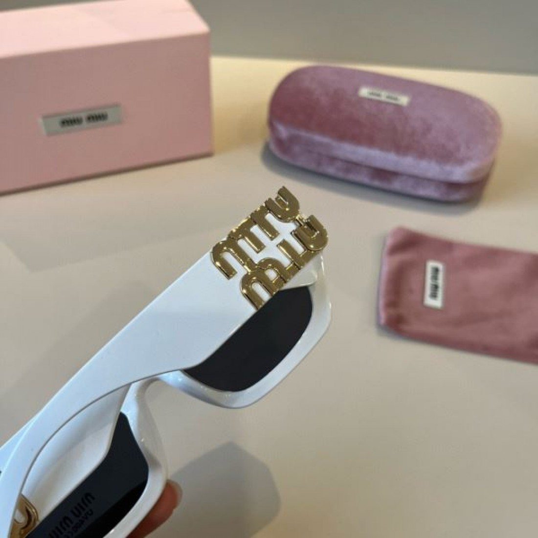 エレガントな 繊細な 上品な MIU MIU ミュウミュウ コピー サングラス フェミニンな