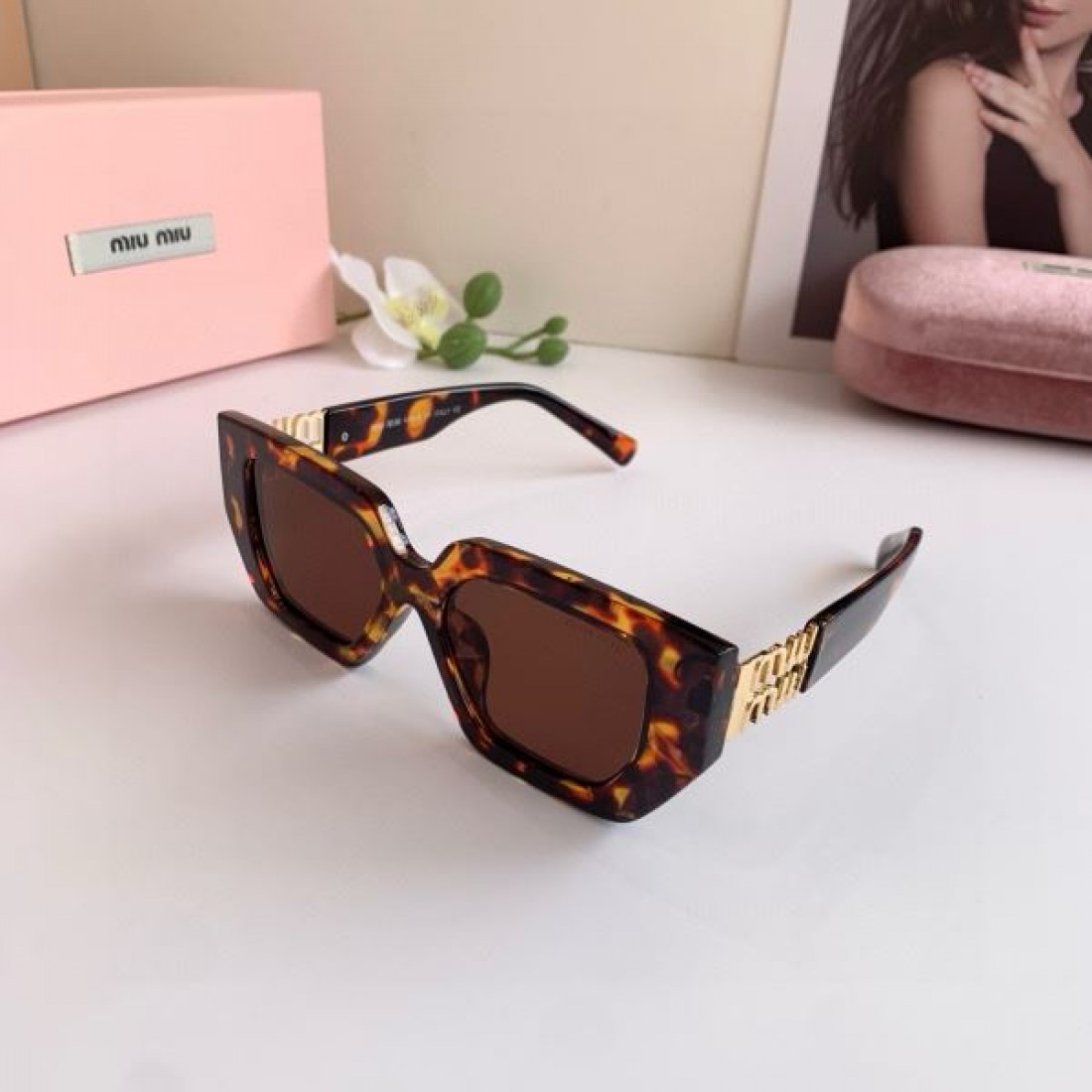 アーティスティックな 独創的な 色鮮やかな MIU MIU ミュウミュウ コピー サングラス