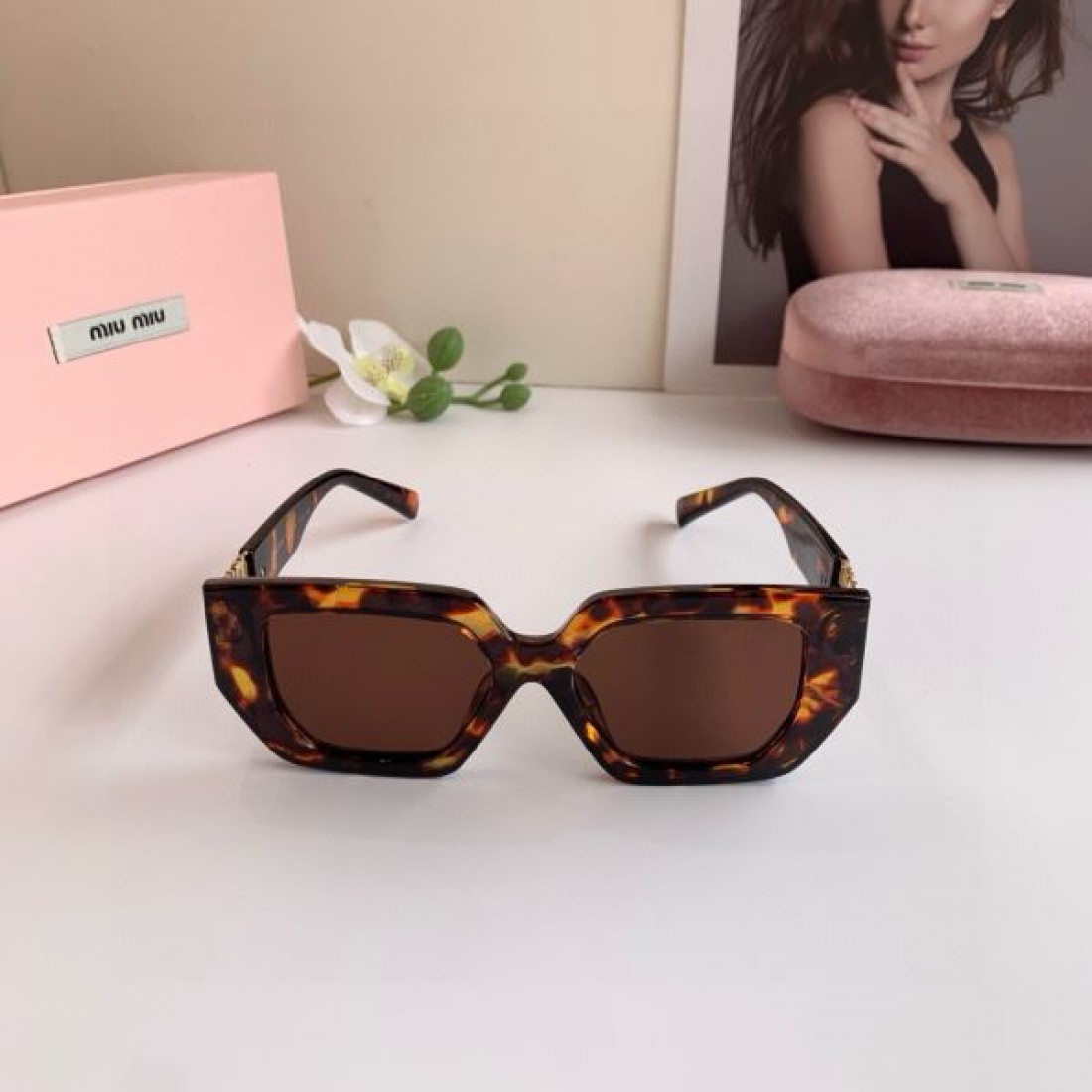 アーティスティックな 独創的な 色鮮やかな MIU MIU ミュウミュウ コピー サングラス