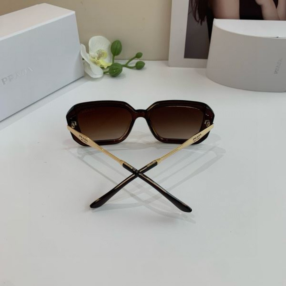 クラシックな シックな 上質な PRADA プラダ コピー サングラス 落ち着いた 飽きの来ない