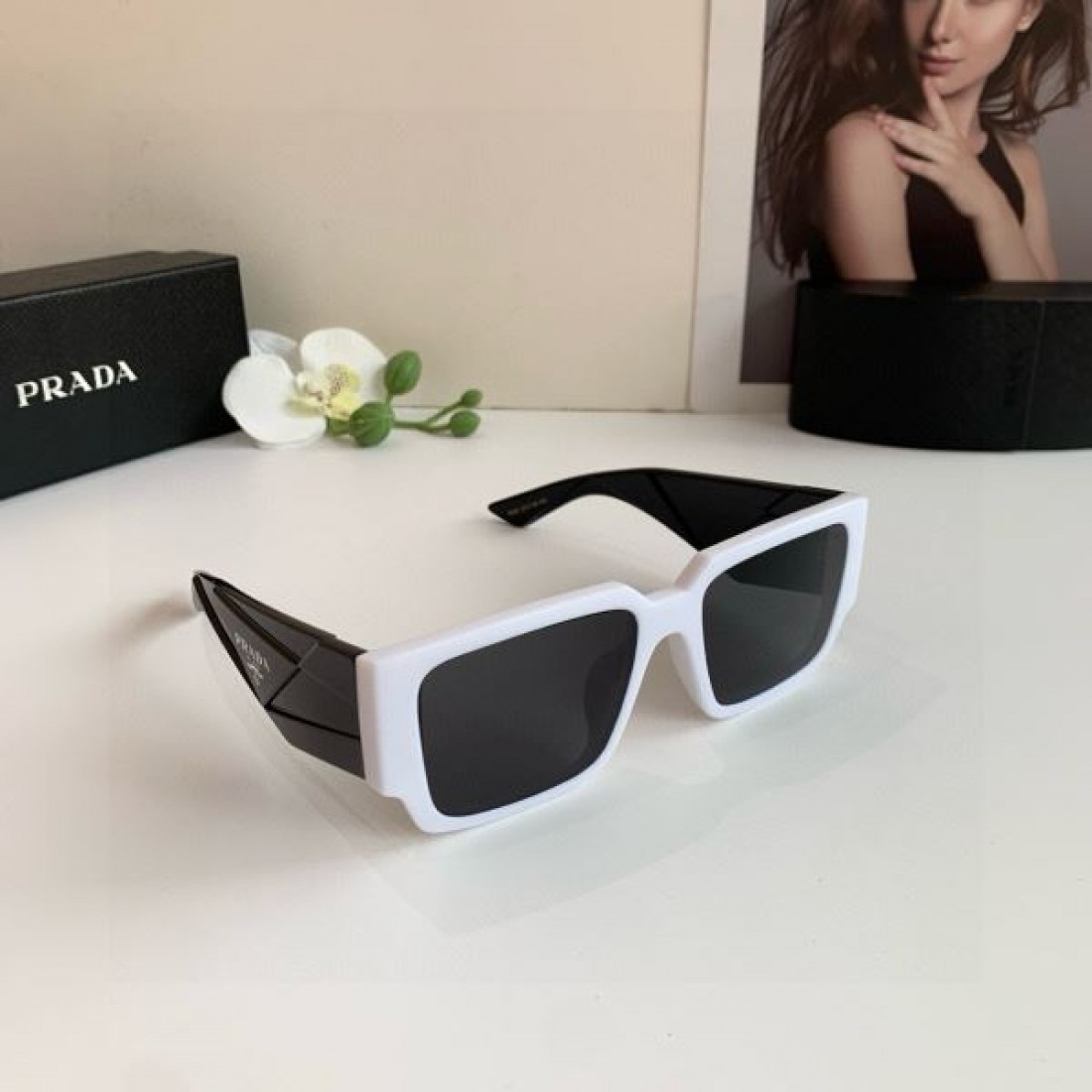 未来的な 建築的な シャープな PRADA プラダ コピー サングラス モダンな 軽やかな 