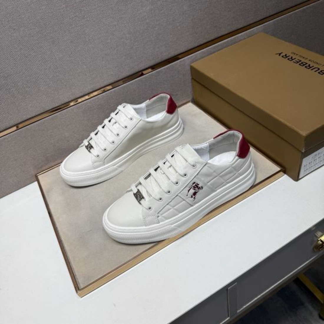 カジュアル 上質 バーバリー BURBERRY コピー カジュアルシューズ 落ち着き