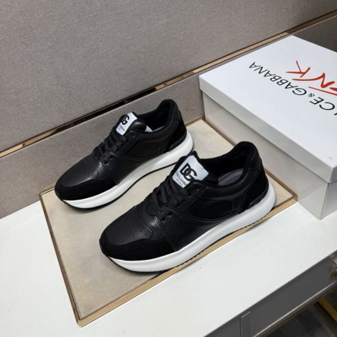 スニーカー ロゴパッチ ローカット 厚底ソール DOLCE＆GABBANA ドルチェ＆ガッバーナ コピー 2026新作 すっきり見え デイリー主力