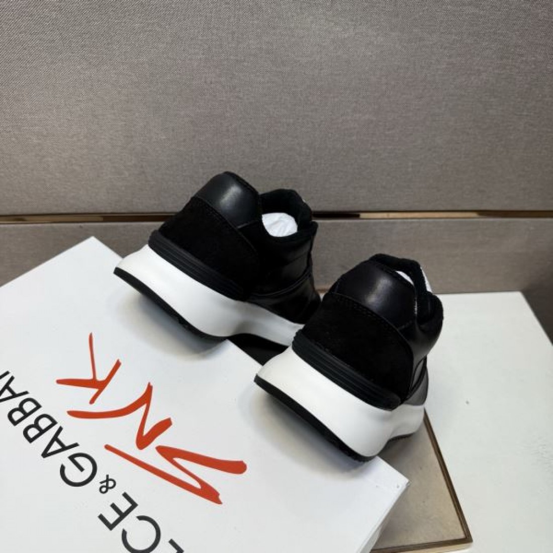 スニーカー ロゴパッチ ローカット 厚底ソール DOLCE＆GABBANA ドルチェ＆ガッバーナ コピー 2026新作 すっきり見え デイリー主力