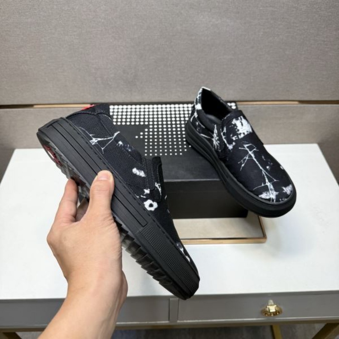 スリッポン スニーカー ロゴプリント キャンバス調 DOLCE＆GABBANA ドルチェ＆ガッバーナ コピー 2026新作 ラフ見え 外出コーデ向け