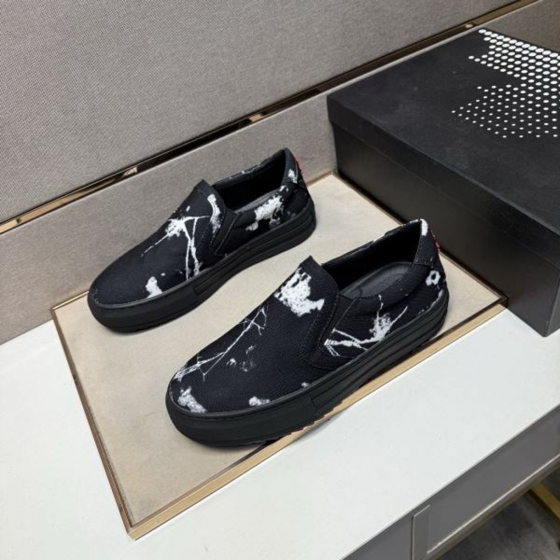 スリッポン スニーカー ロゴプリント キャンバス調 DOLCE＆GABBANA ドルチェ＆ガッバーナ コピー 2026新作 ラフ見え 外出コーデ向け