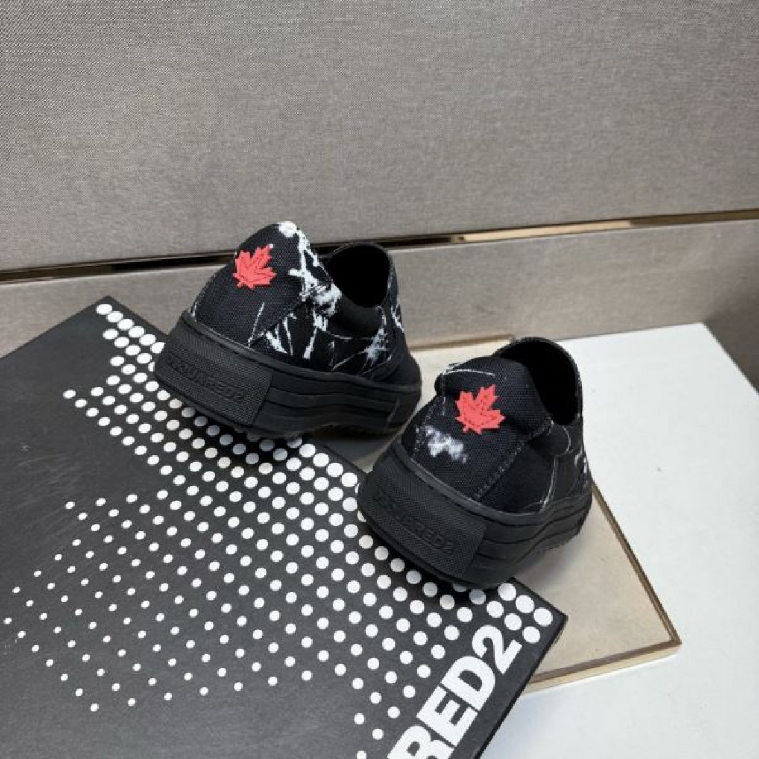 スリッポン スニーカー ロゴプリント キャンバス調 DOLCE＆GABBANA ドルチェ＆ガッバーナ コピー 2026新作 ラフ見え 外出コーデ向け