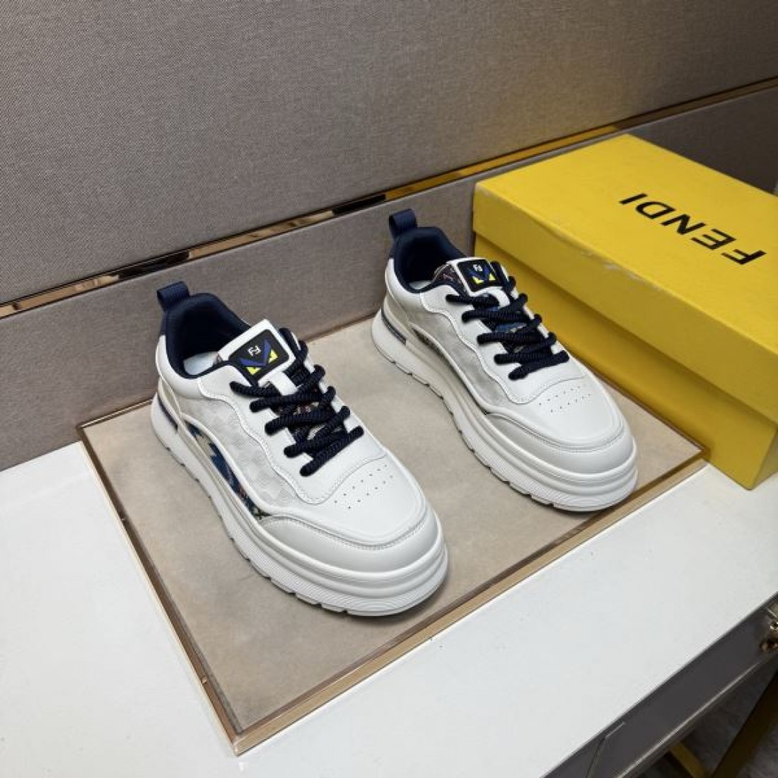  ラグジュアリー 軽量 フェンディ FENDI コピー カジュアルシューズ スマート 高評価