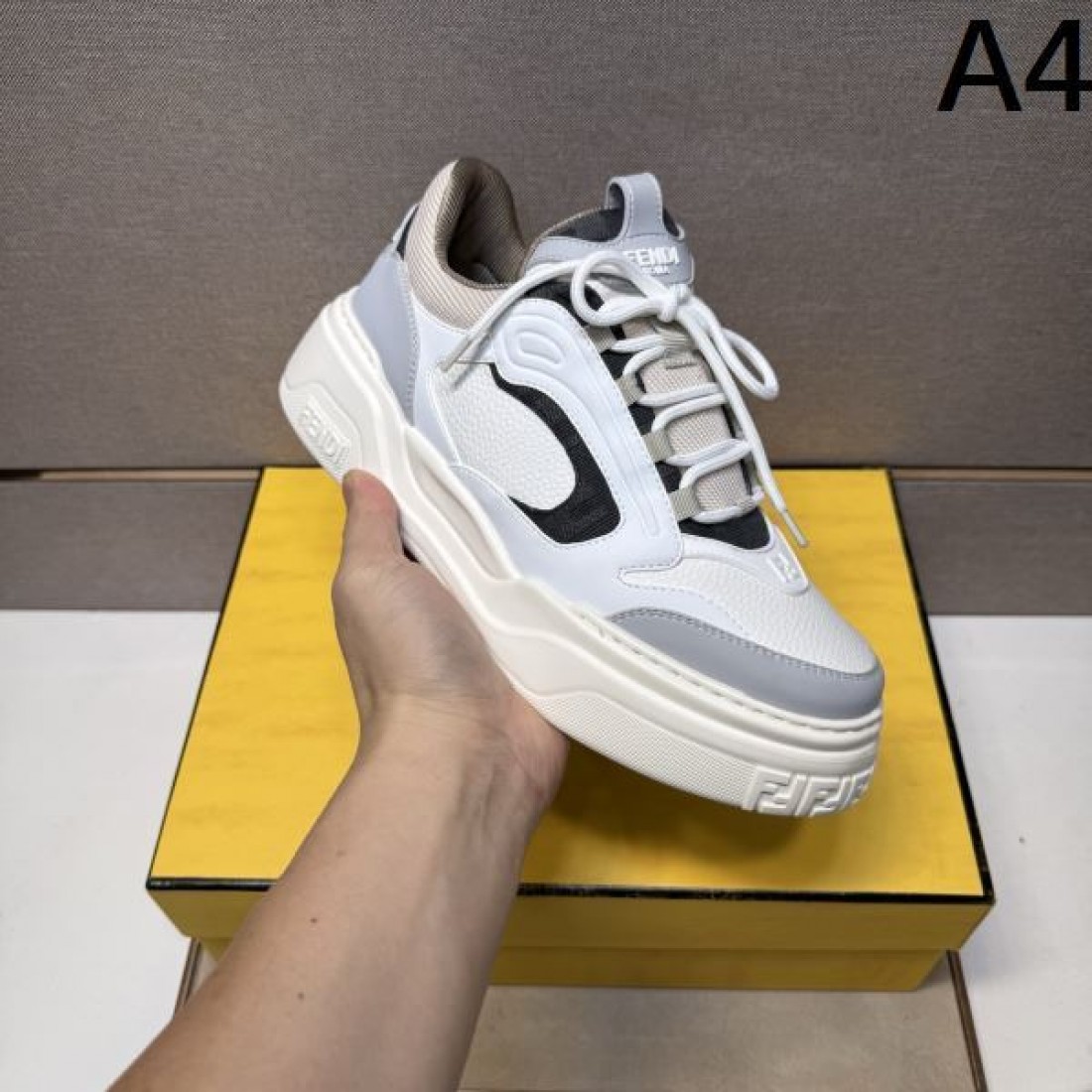  スタイリッシュ 個性派 フェンディ FENDI コピー カジュアルシューズ 都会的 旬