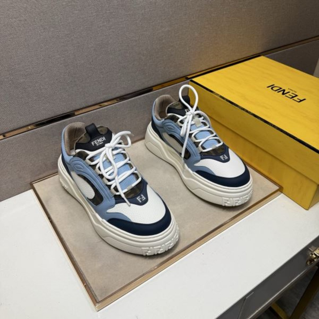  スタイリッシュ 個性派 フェンディ FENDI コピー カジュアルシューズ 都会的 旬