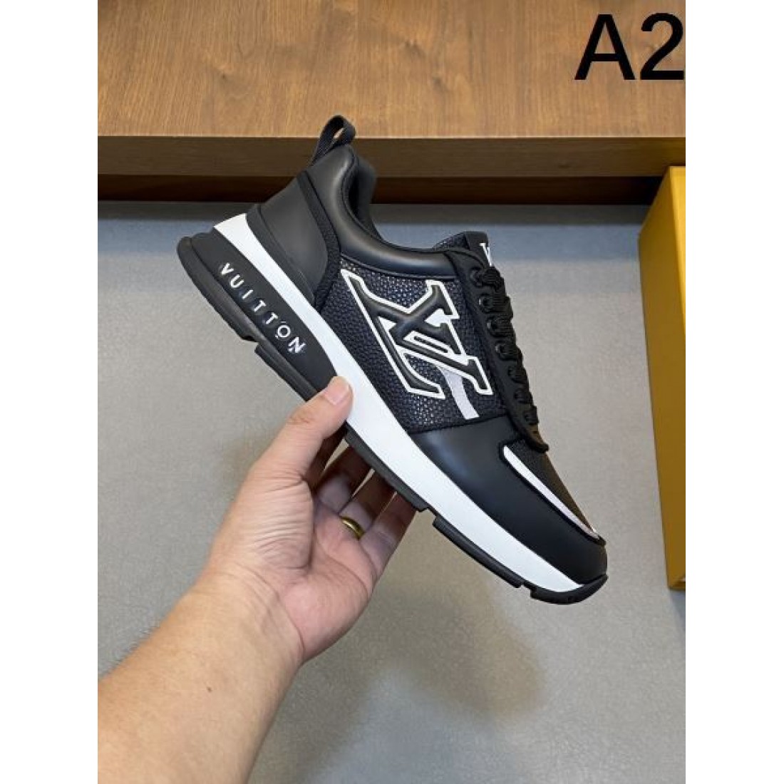 洗練 モノグラム 旅情 LOUIS VUITTON ルイヴィトン コピー カジュアルシューズ 気品 