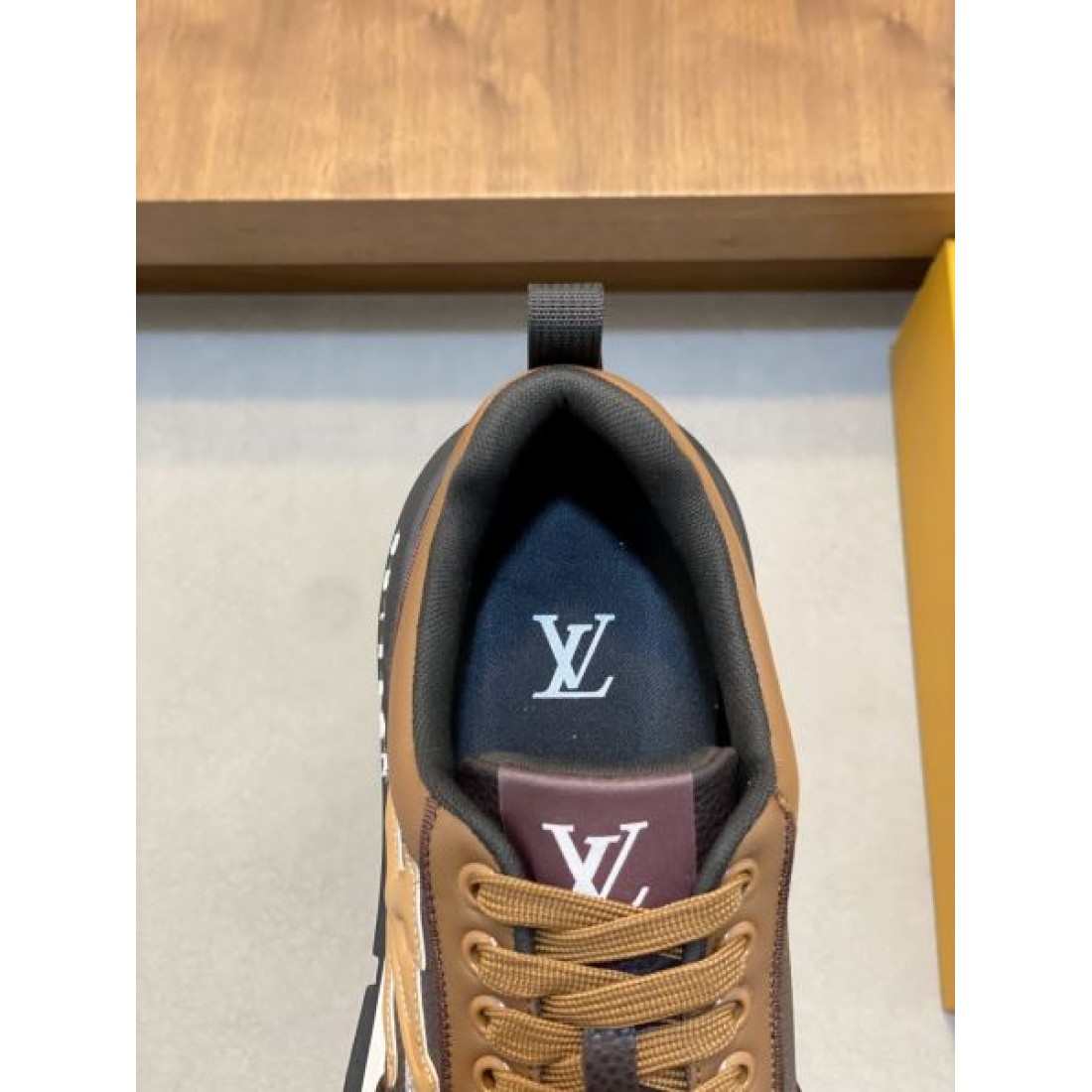 洗練 モノグラム 旅情 LOUIS VUITTON ルイヴィトン コピー カジュアルシューズ 気品 