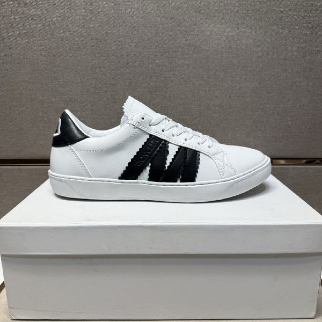 ダウン クワイエット ラグジュアリー MONCLER モンクレール コピー カジュアルシューズ 上質