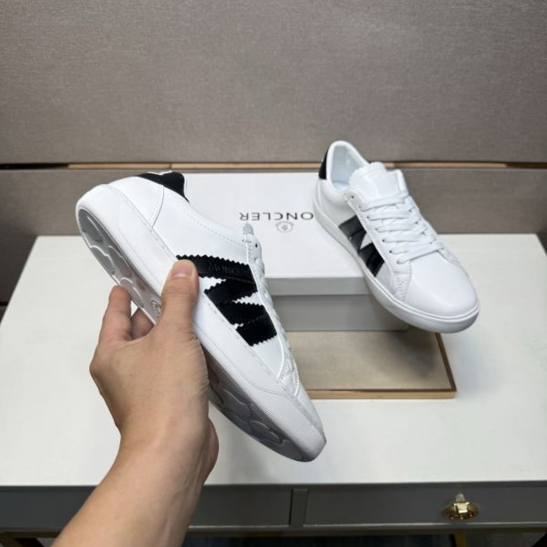 ダウン クワイエット ラグジュアリー MONCLER モンクレール コピー カジュアルシューズ 上質