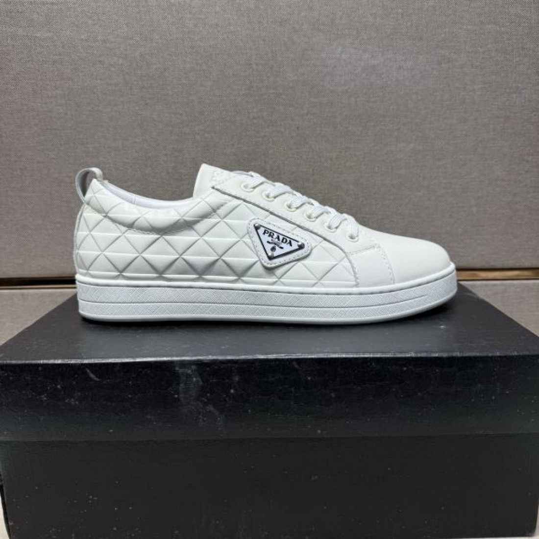 スタイリッシュ 軽快 PRADA プラダ コピー カジュアルシューズ 柔軟 心地良い