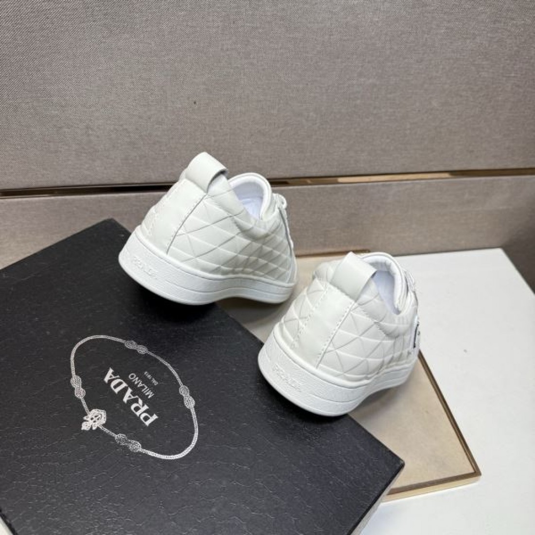 スタイリッシュ 軽快 PRADA プラダ コピー カジュアルシューズ 柔軟 心地良い