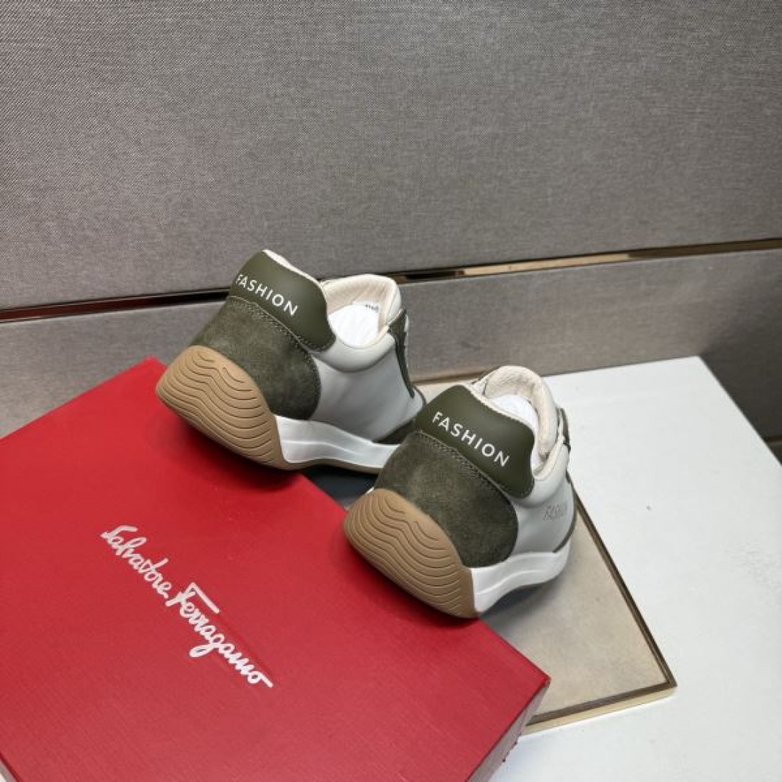 スカルプチャード レザー リッチ FERRAGAMO サルヴァトーレ フェラガモ コピー スニーカー