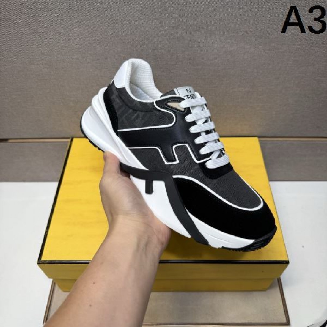 ミニマル エレガント コンフォート FENDI フェンディ コピー スニーカー 気品 快適 日常的