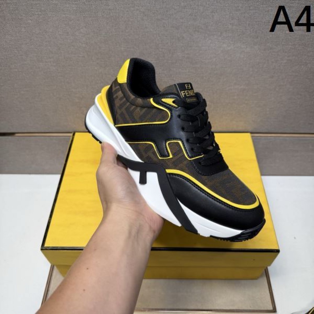 ミニマル エレガント コンフォート FENDI フェンディ コピー スニーカー 気品 快適 日常的