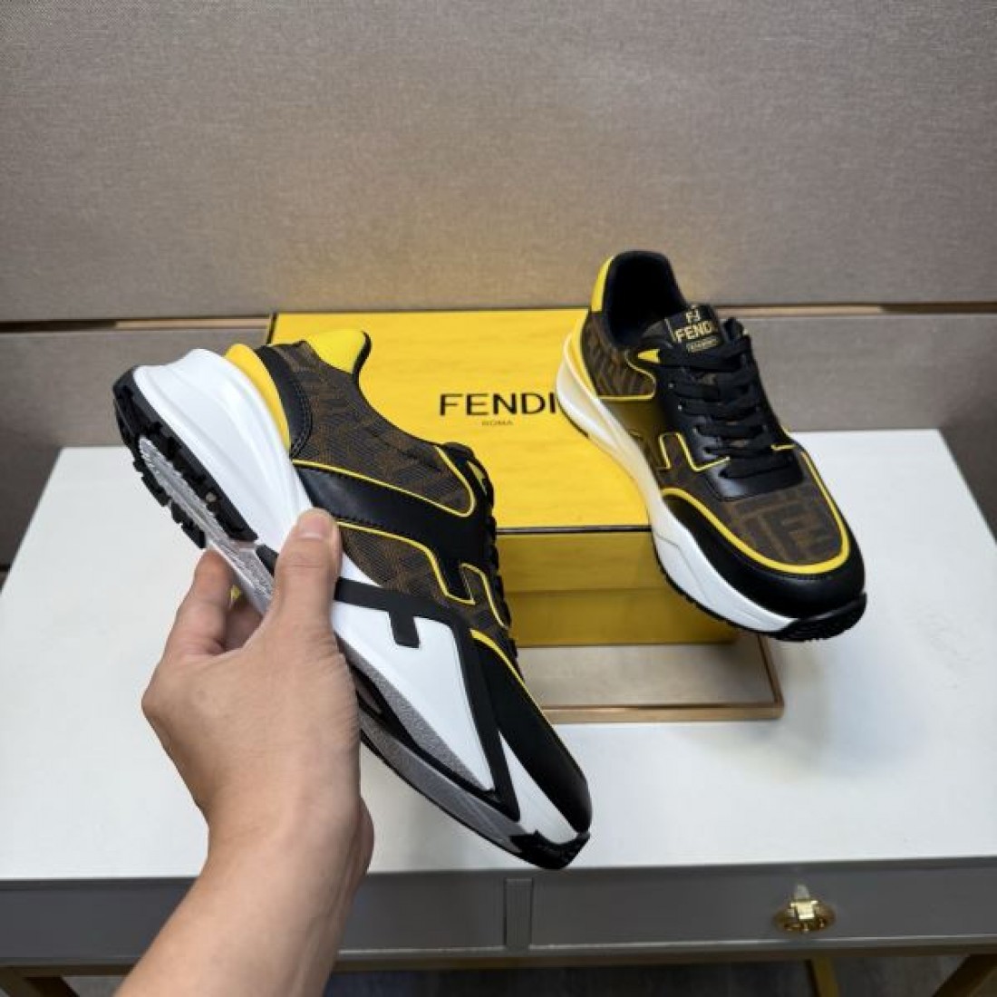ミニマル エレガント コンフォート FENDI フェンディ コピー スニーカー 気品 快適 日常的