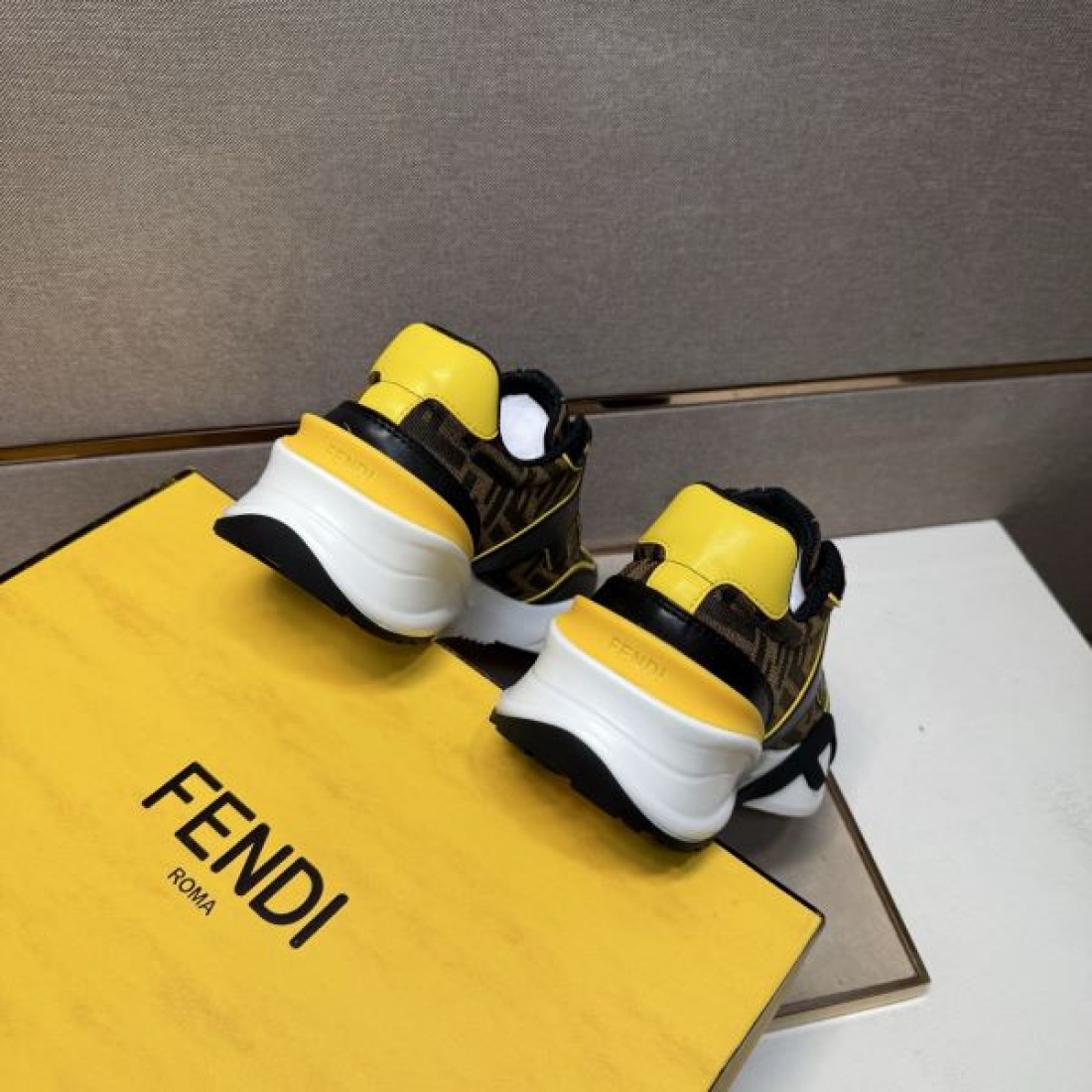 ミニマル エレガント コンフォート FENDI フェンディ コピー スニーカー 気品 快適 日常的