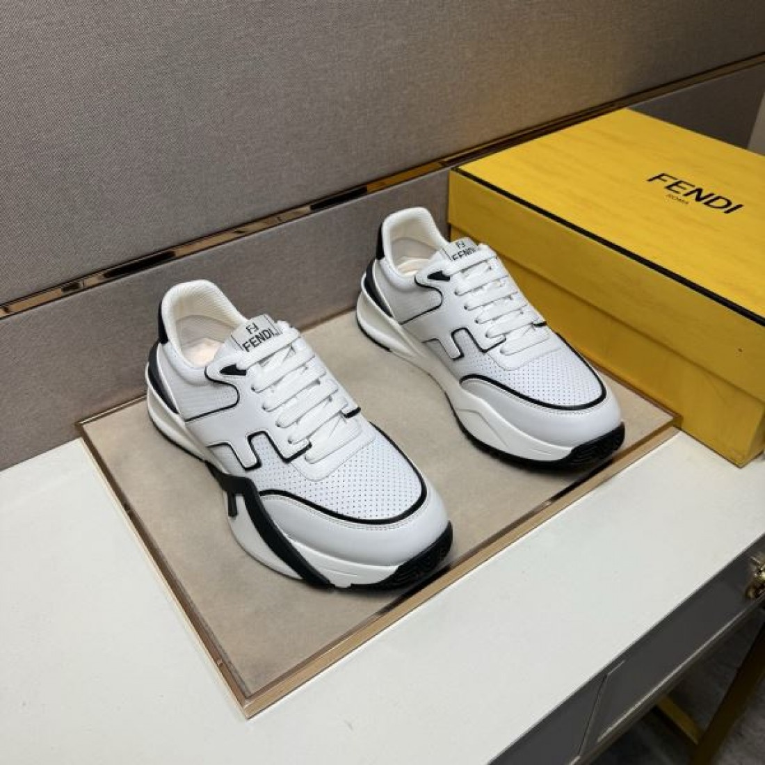  ロゴマニアクス ビンテージ ストリート FENDI フェンディ コピー スニーカー 個性的 レトロ 