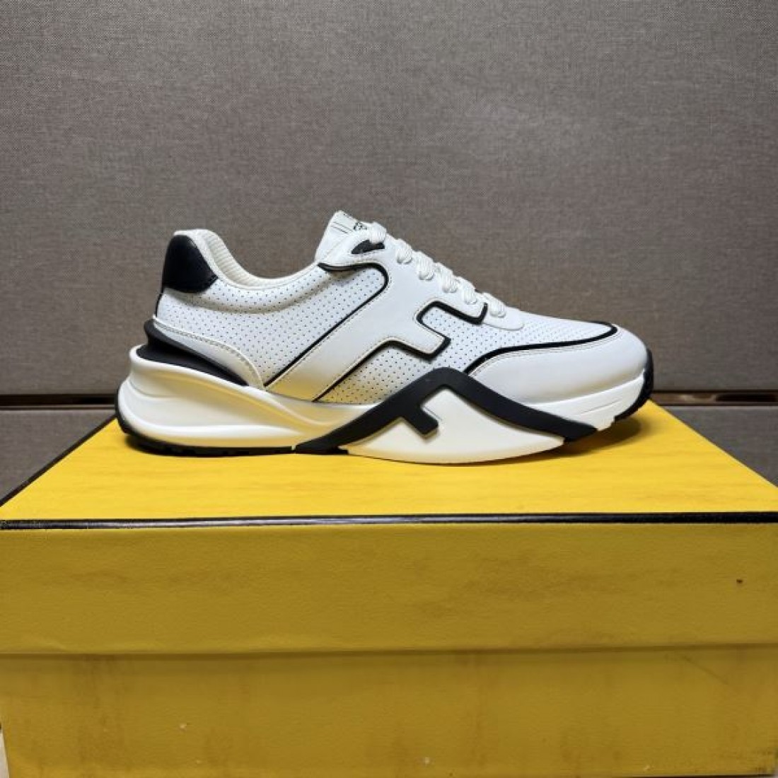  ロゴマニアクス ビンテージ ストリート FENDI フェンディ コピー スニーカー 個性的 レトロ 