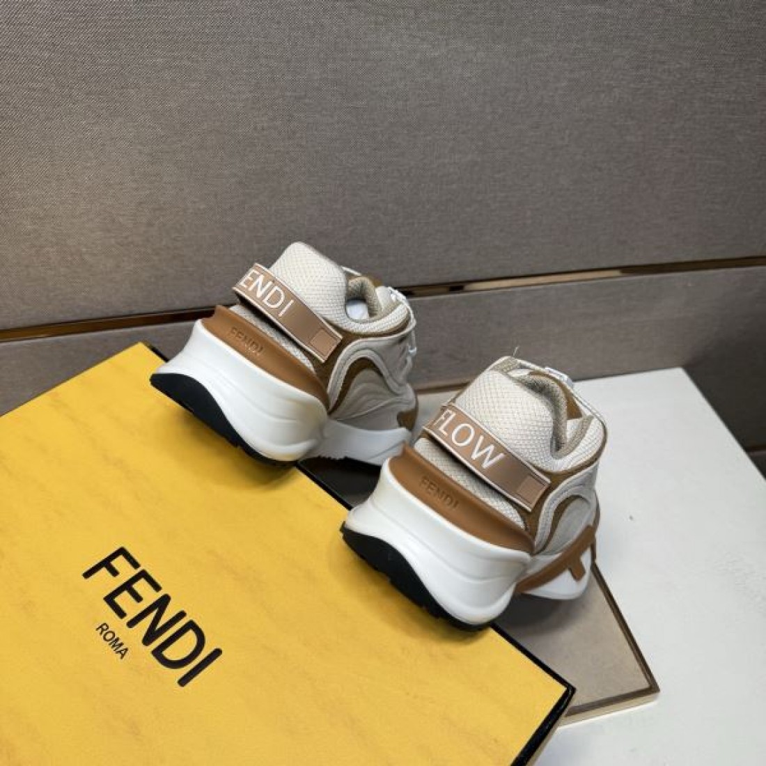 モダン グラフィック ファーリッシュ FENDI フェンディ コピー スニーカー 遊び心 都会的 ポップ