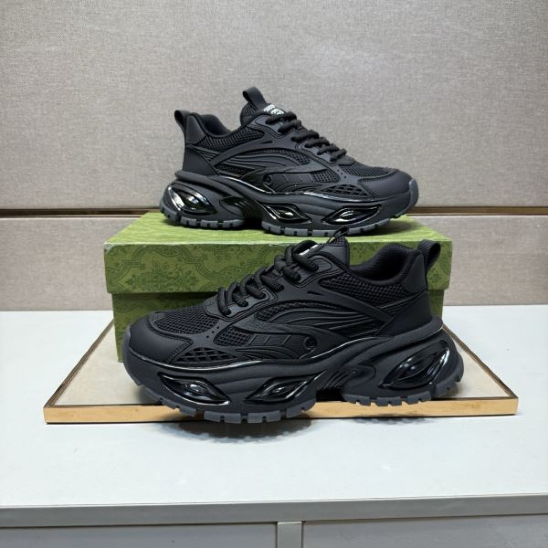 大胆 シンボリック プレイフル GUCCI グッチ コピー スニーカー 独創 カラフル アイコニック