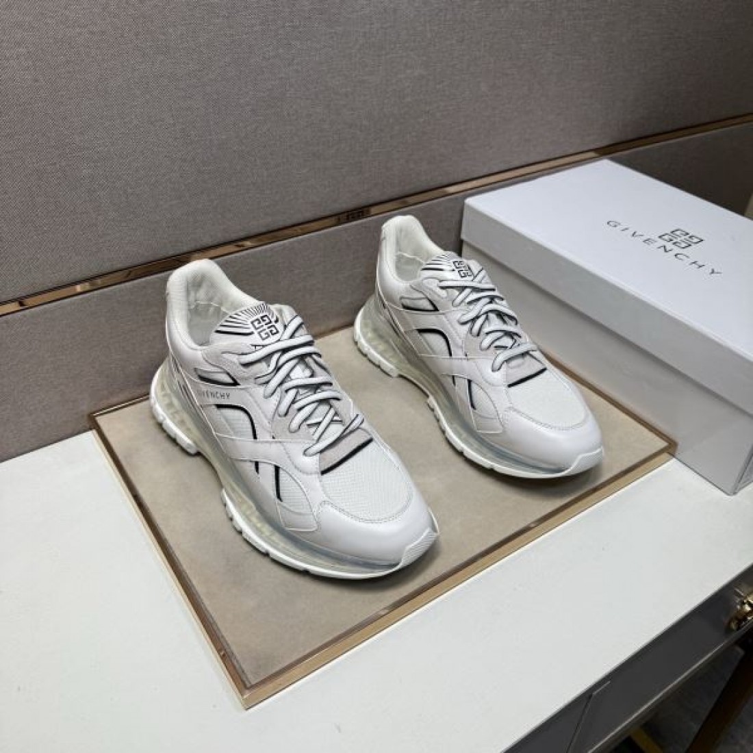 ゴシック シャープ モノクロ GIVENCHY ジバンシィ コピー スニーカー クール エッジ 