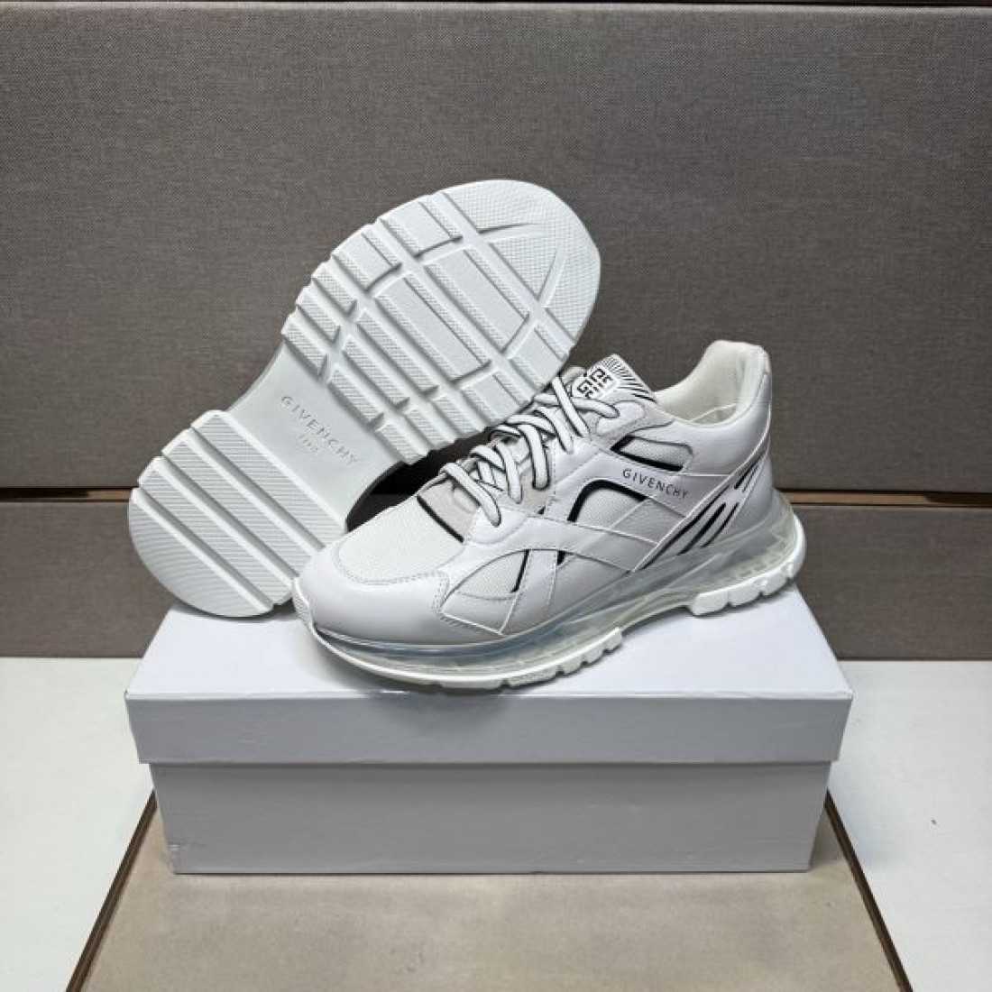 ゴシック シャープ モノクロ GIVENCHY ジバンシィ コピー スニーカー クール エッジ 