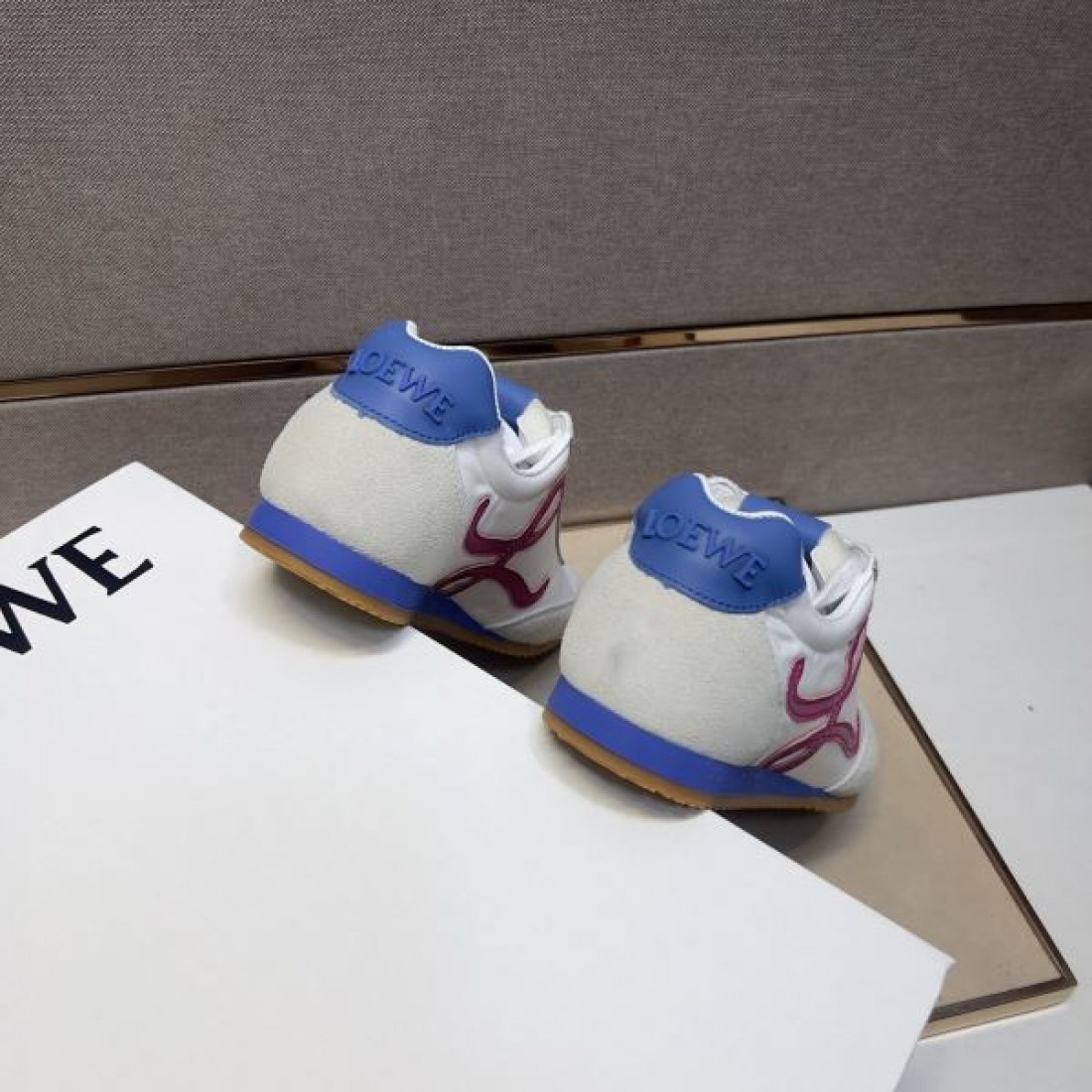 アナグラム レザー 洗練 LOEWE ロエベ コピー スニーカー 上質 気品 モダン