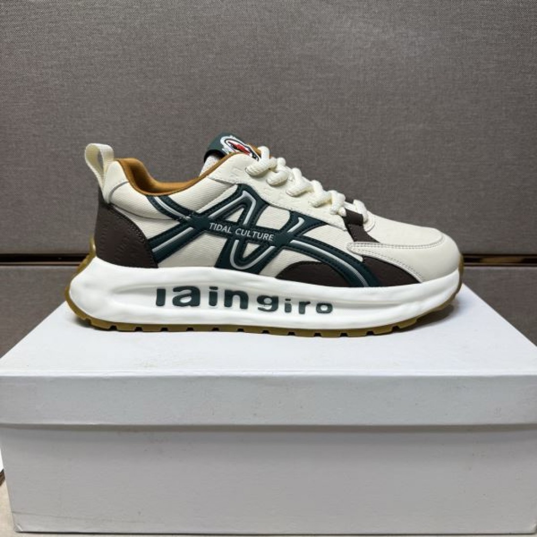 ラグジュアリー ミリタリー シグネチャー MONCLER モンクレール コピー スニーカー 大胆