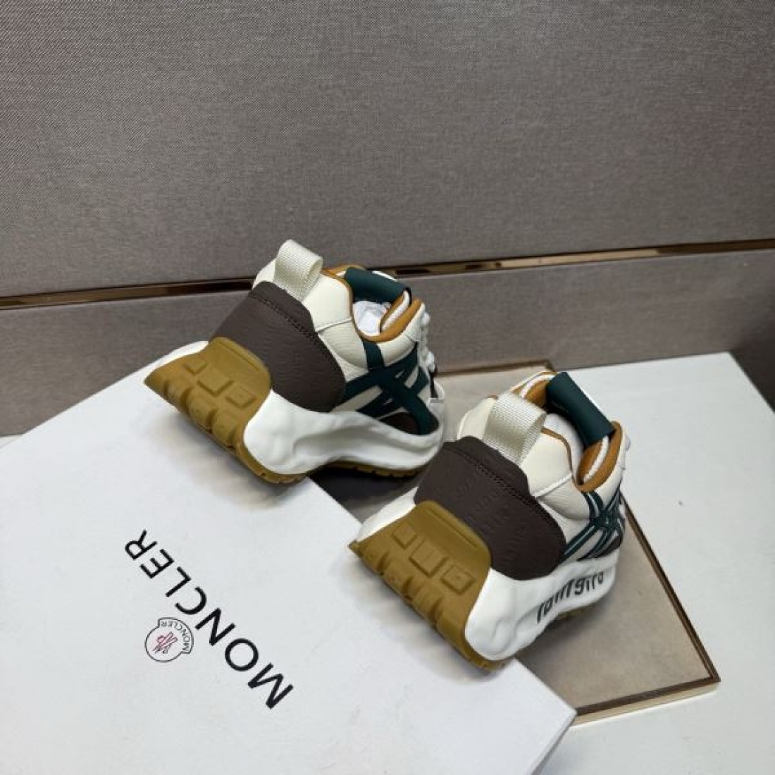 ラグジュアリー ミリタリー シグネチャー MONCLER モンクレール コピー スニーカー 大胆