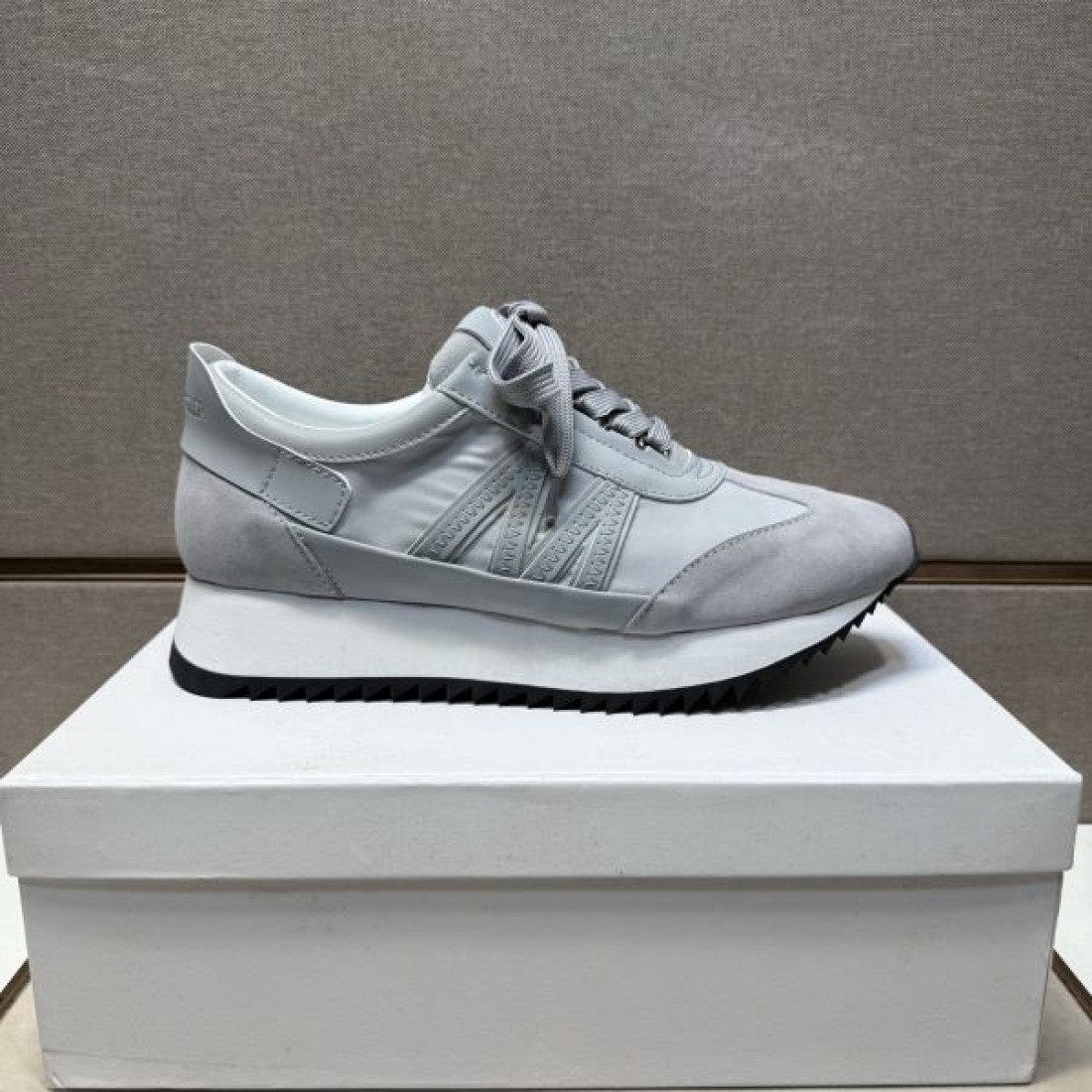 テクニカル モダン スタイリッシュ MONCLER モンクレール コピー スニーカー 都会的 洗練 